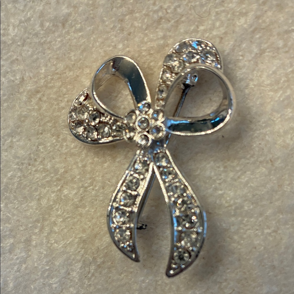 Silver tone sparkly bow brooch